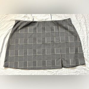 H&M Black and White Plaid Skirt Women’s Size XXL